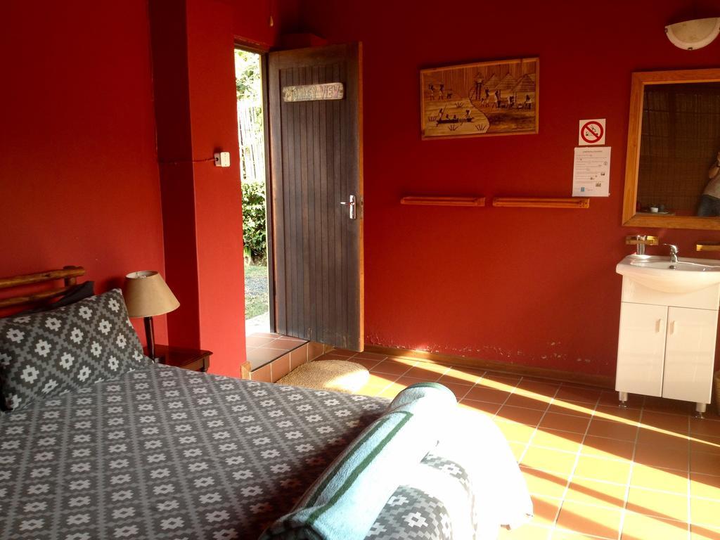 Jungle Monkey Backpackers Hostel Port Saint John's Ruang foto
