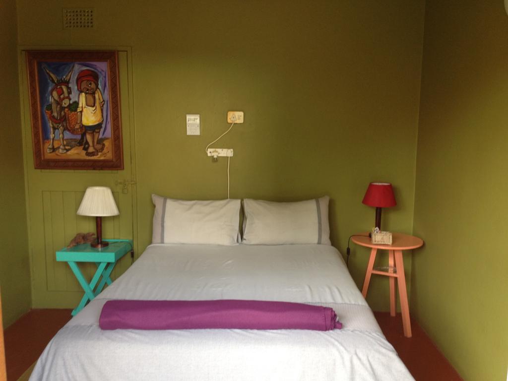 Jungle Monkey Backpackers Hostel Port Saint John's Ruang foto